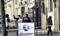 Des policiers et des membres des services de secours devant une agence Pôle Emploi de Valence où une conseillère a été tuée, le 28 janvier 2021