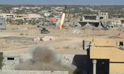 Une fusée lancée par les forces irakiennes près de Ramadi le 7 décembre 2015