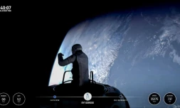 Image de la retransmission vidéo de la mission Polaris Dawn de SpaceX montrant le milliardaire Jared Isaacman s'aventurer à l'extérieur du vaisseau pour la première sortie spatiale privée, le 12 septembre 2024
