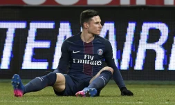 L'attaquant du PSG Julian Draxler assis après avoir raté un but, le 4 février 2017 à Dijon