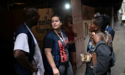 L'infirmiÚre Quésia Ferreira (c) lors d'une de ses rondes du programme Consultorio na Rua, le 12 juillet 2023 à Rio de Janeiro, au Brésil