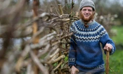 Samuel Lewis, "paysan-artiste" britannique installé en Bretagne, pose le 2 avril 2024 à Duault, dans les Côtes-d'Armor