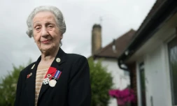 Marie Scott, une ex-standardiste de 92 ans, le jour J pose avec sa légion d'honneur devant sa maison à Londres le 31 mai 2019