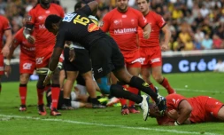 L'arriĂšre fidjien de La Rochelle Kini Murimurivalu marque un essai, le 10 septembre 2016 face Ă Lyon