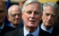 Le Premier ministre Michel Barnier (c) s'adresse aux médias après avoir visité l'Institut national de l'énergie solaire (Ines) au Bourget-du-Lac, le 12 septembre 2024 en Savoie