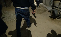 Des membres du groupe spécial de lutte contre la criminalité, dirigé par le colonel Victor Revoredo, marchent dans la rue lors d'une patrouille à Trujillo, dans le nord du Pérou, le 18 septembre 2024