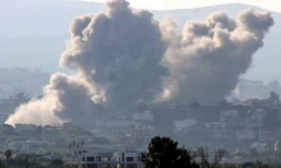 Un nuage de fumée s'élève d'un site touché par une frappe israélienne dans un village près de Tyr dans le sud du Liban, le 9 octobre 2024