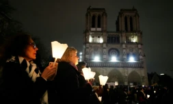 Des fidèles rassemblés devant la cathédrale Notre-Dame de Paris, lors du retour de la "Vierge à l'enfant", le 15 novembre 2024 à Paris 