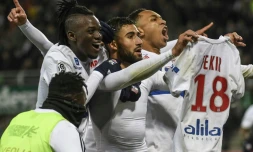 Le milieu de Lyon Nabil Fekir provoque les supporters de Saint-Etienne en exhibant son maillot lors du derby, à Geoffroy-Guichard, le 5 novembre 2017