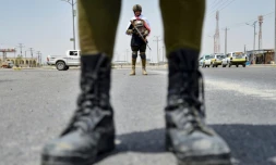 Les forces de sécurité talibanes montent la garde à un point de contrôle à Kandahar, dans le sud de l'Afghanistan, le 13 août 2024