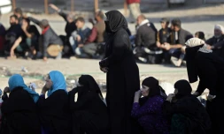 Des Irakiens en file indienne attendent une distribution de nourriture, dans un quartier du centre de Mossoul, le 29 novembre 2016