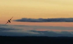 Capture d'écran d?une vidéo filmée par un témoin avec son smartphone montrant l?avion volé par un bagagiste de l?aéroport de Seattle-Tacoma, avant de s'écraser, le 10 août 2018