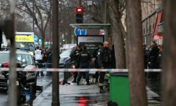 Des policiers postés à une gare routière parisienne le 11 février 2026 après qu'un homme armé d'un couteau a menacé un chauffeur de bus