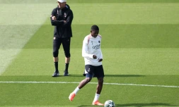 L'attaquant du Paris SG Ousmane Dembélé (à droite) avec l'entraîneur Luis Enrique lors d'un entraînement au Campus PSG de Poissy, le 6 mai 2025
