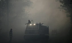 Des pompiers luttent contre un feu de forêt près de Le Tuzan, le 27 juillet 2020 en Gironde