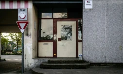 L'entrée du bâtiment où un adolescent de 15 ans a été poignardé, le 10 avril 2024 à Romans-sur-Isère, dans la Drôme