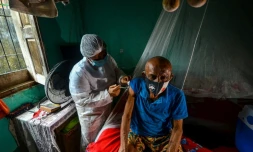 Un homme reçoit une dose de vaccin anti-Covid-19 à Moju, dans le nord du Brésil, le 16 avril 2021