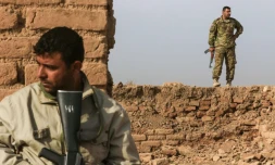 Deux soldats irakiens dans les décombres du site antique de Nimrod