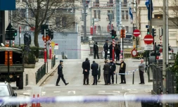 La police belge bloque l'accès à la station de métro Maalbeek à Bruxelles après une série d'explosions qui ont fait 32 morts et plus de 300 blessés le 22 mars 2016