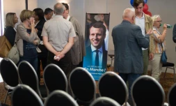 Une affiche à l'effigie du président Emmanuel Macron le 7 juin 2017 à Angers avant une réunion du mouvement En Marche !