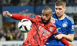 L'attaquant lyonnais Alexandre Lacazette (g) devance le défenseur strasbourgeois Maxime Le Marchand, le 28 avril 2023 à Strasbourg 