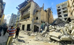 Des habitants devant les décombres de bâtiments endommagés et effondrés après des frappes israéliennes nocturnes sur la ville de Tyr, dans le sud du Liban, le 16 mai 2026