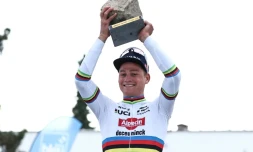 Mathieu van der Poel, vainqueur de Paris-Roubaix pour la deuxième fois consécutive, le 7 avril 2024