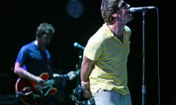 Liam et Noel Gallagher du groupe britannique Oasis en concert à Benicasim, en août 2005, en Espagne