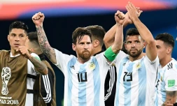 L'attaquant argentin Messi (c) et ses équipiers fêtent leur qualification pour les 8e de finale à Saint-Pétersbourg le 26 juin 2018 lors du Mondial 