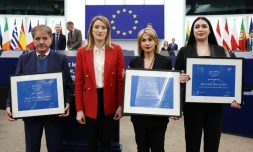 Le Parlement européen a remis le prix Sakharov à titre posthume à l'Iranienne Mahsa Amini - dont le nom est devenu un "symbole de liberté" selon sa famille, tenue à l'écart de la cérémonie par Téhéran, le 12 décembre 2023 à Strasbourg