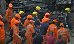 Des secouristes transportent le corps d'une victime retrouvée dans un tunnel à Tapovan, le 14 février 2021 en Inde
