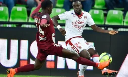 Le défenseur bordelais Maxime Poundjé (d) lors d'un match contre Metz, le 19 mai 2018 à Saint-Symphorien