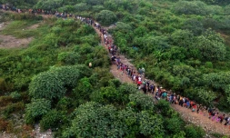 Vue aérienne de migrants traversant la jungle de Darien près de Bajo Chiquito, le 22 septembre 2023 à la frontière entre le Panama et la Colombie