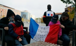 Des enfants de policiers tiennent une banderole soutenant leurs parents "je soutiens papa et maman" lors d'une manifestation de policiers, le 22 octobre à Evry