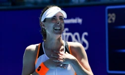 Les spectateurs chantent "Joyeux anniversaire" à la Française Alizé Cornet aprÚs sa victoire contre la SlovÚne Tamara Zidansek au 3e tour de l'Open d'Australie à Melbourne le 22 janvier