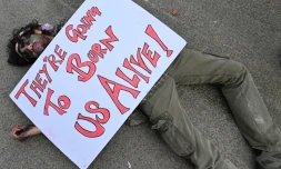 Des manifestants s'allongent sur la voie publique en simulant la mort, signe de protestation contre la COP26, à Glasgow le 7 novembre 2021