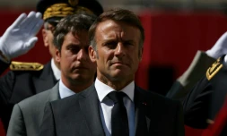 Le président français Emmanuel Macron (C) et le Premier ministre démissionnaire Gabriel Attal assistent à une commémoration du 80e anniversaire de la libération de la préfecture de police de Paris, le 12 août 2024
