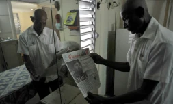 Luis Monteagudo devant la Une du quotidien du parti communiste cubain annonçant la mort de Fidel, dans sa maison de Santa Clara, le 30 novembre 2016
