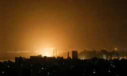 Le ciel de Gaza (Territoires palestiniens) illuminé lors d'une frappe aérienne de l'armée israélienne dans la nuit du 14 au 15 mars 2019