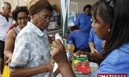 Distribution de colis alimentaires de l'association Valcoré (archives)
