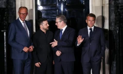 De gauche à droite le chancelier allemand Friedrich Merz, le président ukrainien Volodymyr Zelensky, le Premier ministre britannique Keir Starmer et le président français Emmanuel Macron, devant le 10 Downing Street à Londres le 7 juin 2026