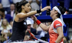 La Tunisienne Ons Jabeur (à droite) salue la Française Caroline Garcia à l'issue de leur match de demi-finale de l'US Open, le 8 septembre 2022 à New York