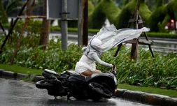 Une femme en moto est emportée par les rafales provoqués par le typhon Yagi dans la ville de Hai Phong, au Vietnam, le 7 septembre 2024