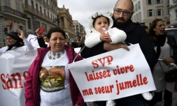 Sacha, 15 mois, dans les bras de son père Mohamed Bouchenafa, lors d'une manifestation pour Marwa, sa soeur jumelle, le 4 mars 2017 à Marseille