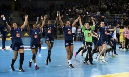 Les joueuses de l'équipe de France de hand qualifiées pour le tournoi olympique de Rio après leur victoire sur le Japon à Metz, le 20 mars 2016