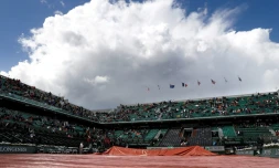 Le court central de Roland-Garros bâché en raison d'averses, le 6 juin 2017