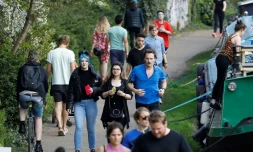 Affluence de joggers et cylistes le long du Regent's canal à Londres, le 11 avril 2020  