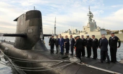 Le président français Emmanuel Macron (2e g) avec le Premier ministre australien de l'époque Malcolm Turnbull (3e d) sur le pont du HMAS Waller, le 2 mai 2018 à Sydney