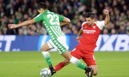 Le défenseur algérien du Betis Aissa Mandi (g) à la lutte avec l'attaquant du Séville FC Nolito, le 10 novembre 2019 au stade Benito-Villamarin de Séville