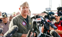 Le commandant Timothy Kinsella répond à la presse à la base aéronavale de Pensacola, en Floride, le 6 décembre 2019